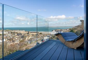 Uno - St Ives has Balcony rooms