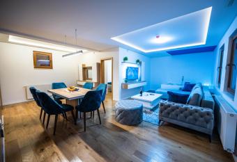 Avila Apartments has rooms with a private hot tub