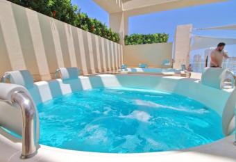 Apartamentos Velas al Mar Rodadero allows 18 year olds to book a room