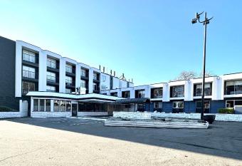 The Vic Ascend Hotel Collection has Balcony rooms