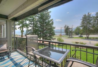 Mountain luxury on Lake Dillon, close to all the best ski resorts in Colorado! has Balcony rooms