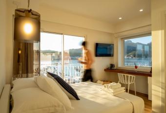 La Sirena Rooms has Balcony rooms