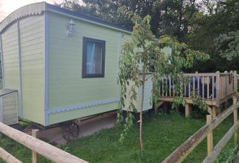 Shepherds Hut - Riverview 4 has Balcony rooms