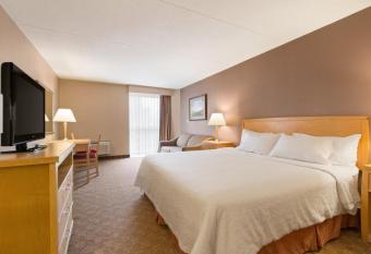 Days Inn by Wyndham Niagara Falls Near The Falls has rooms with a private hot tub