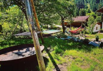 Backyard Mountain Hostel has Balcony rooms