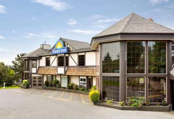 Days Inn Victoria Uptown allows 18 year olds to book a room