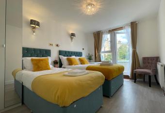 Central Comfy Balcony 2 FamilyRoom Apart has Balcony rooms