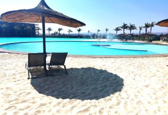 The Blyde Crystal Lagoon - Presidential villa allows 18 year olds to book a room