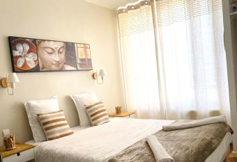 studio ZEN gare part Dieu allows 18 year olds to book a room