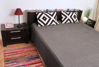 Rox Central Apartments 5 has rooms with a private hot tub