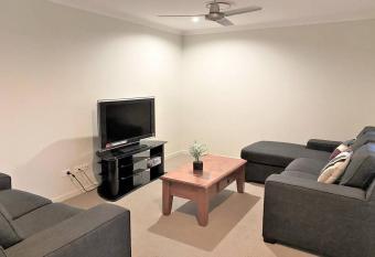 AWARD WINNER Entire House in Gladstone 1 to 8 People can Stay has Balcony rooms