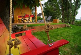 Chalet au Natur Heil Nature-Spa-Gourmandise has rooms with a private hot tub