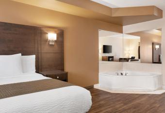 Days Inn by Wyndham Leamington has rooms with a private hot tub