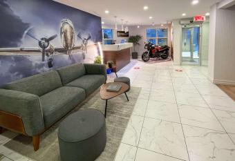 Clarion Pointe Quebec Airport allows 18 year olds to book a room