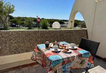 Superbe studio, terrasse, piscine, parking has Balcony rooms