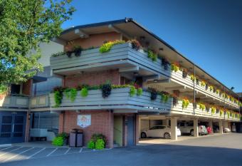 Travelodge by Wyndham Niagara Falls At the Falls has Balcony rooms