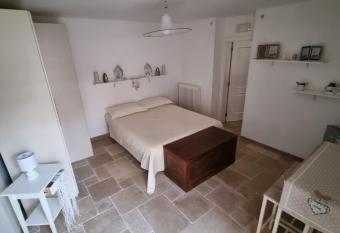 Piccola Miryam allows 18 year olds to book a room