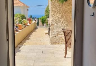 Cozy Cabin in the Center has Balcony rooms