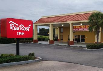 Red Roof Inn Tifton has Smoking rooms