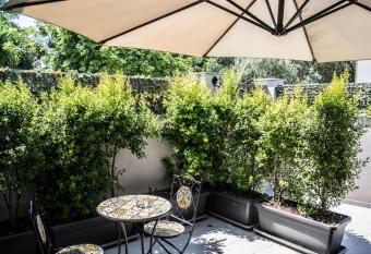 B&B M  kari holiday home has rooms with a private hot tub