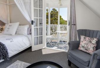 Bella Abode on Bribie - Loft with Pool allows 18 year olds to book a room