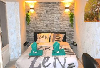 ZEN Appartement 10mn CDG Airport allows 18 year olds to book a room