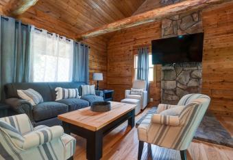 The Big Cabin has Balcony rooms