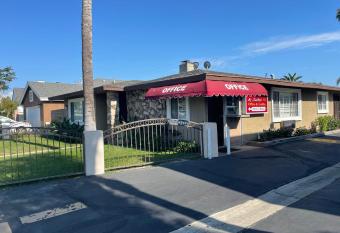 Legacy inn & suites has Smoking rooms