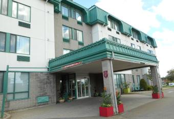 Repotel A  roport Qu  bec allows 18 year olds to book a room