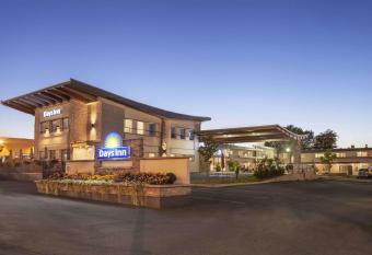 Days Inn Montreal East allows 18 year olds to book a room