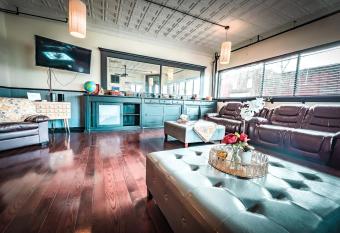 The Pubo 8br Free Parking has Balcony rooms