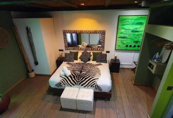 Apartamentos con jacuzzi has rooms with a private hot tub