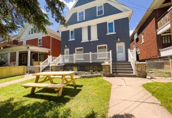 The Wheel of Fortune Duplex- 8BR Free Parking, Minutes From Falls & Casino has Balcony rooms