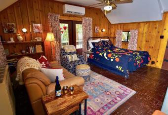 Peaceful Cabin has Balcony rooms
