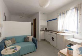 Estudio playa allows 18 year olds to book a room