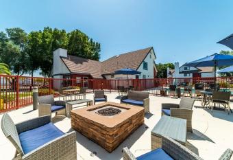 Metro Phx 1bd Exterior Entry With Heated Pool, Bbq, Dog Park, Bbq Pets Allowed has Balcony rooms