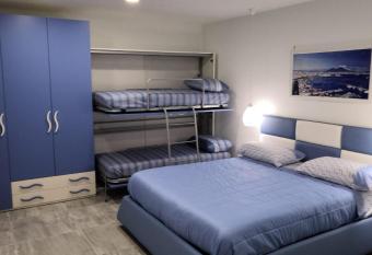 Maria e Antonio Blu allows 18 year olds to book a room