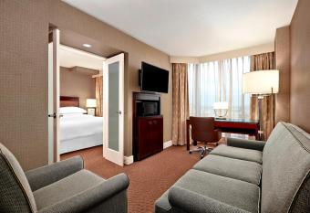 Sheraton Parkway Toronto North Hotel & Suites has rooms with a private hot tub