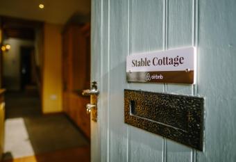 Stunning cottage Grade 2 listed with parking and Hot Tub allows 18 year olds to book a room