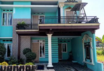 ARNANDA homestay has Balcony rooms