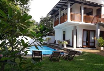 blue water family hikkaduwa allows 18 year olds to book a room