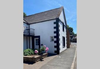 2 Mews Cottages - Warm & Welcoming Town Location has Balcony rooms