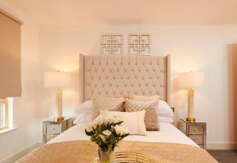 PRIMEDOORSTEP Deluxe City Centre Apt Balcony View Free Parking has Balcony rooms