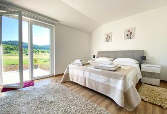 Apartman Fenestra s terasom i pogledom na Gacku has Balcony rooms