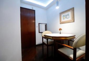 BRUHMOM MOTEL allows 18 year olds to book a room