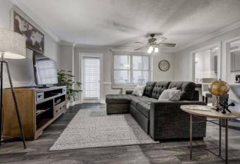StayATL - Downtown High Rise Condo Near Peachtree Center #3O allows 18 year olds to book a room