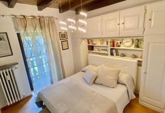 Ancienne Maisonnette has Balcony rooms