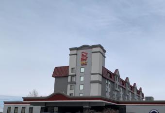 Emerald Hotel & Suites Calgary Airport allows 18 year olds to book a room