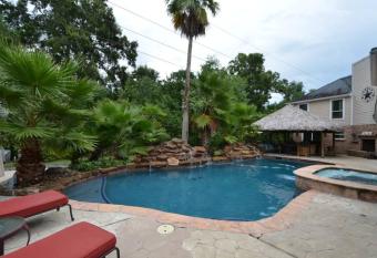 Back Yard Vacation Oasis w/ Pool/Hot Tub has rooms with a private hot tub