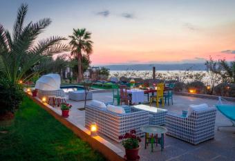 The Precious has Balcony rooms